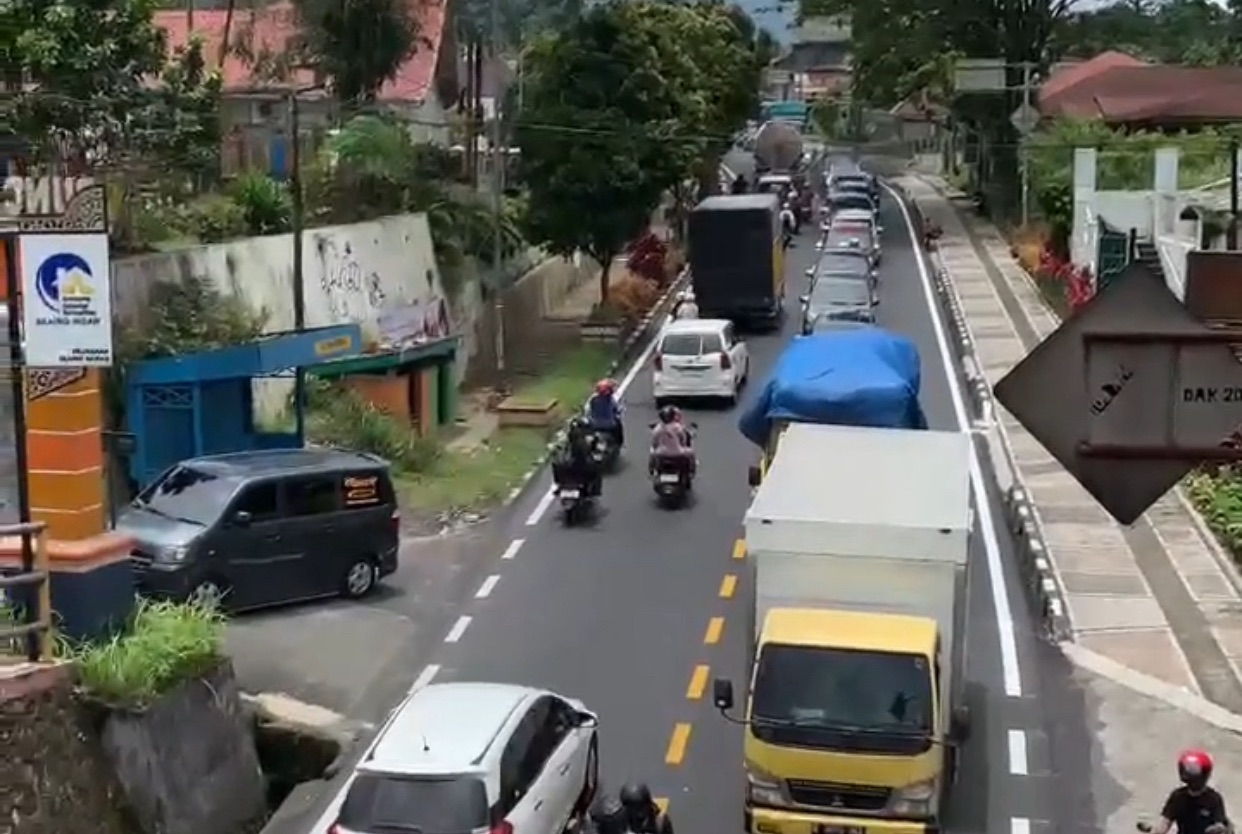 Kondisi Lalu Lintas Padang - Bukittinggi via Silaiang Terpantau Padat, Sabtu Siang