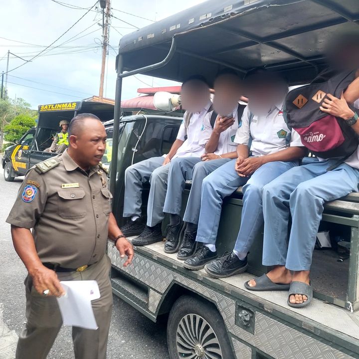 Puluhan Pelajar Terjaring Satpol PP Saat Asyik Merokok di Warung Saat Jam Belajar