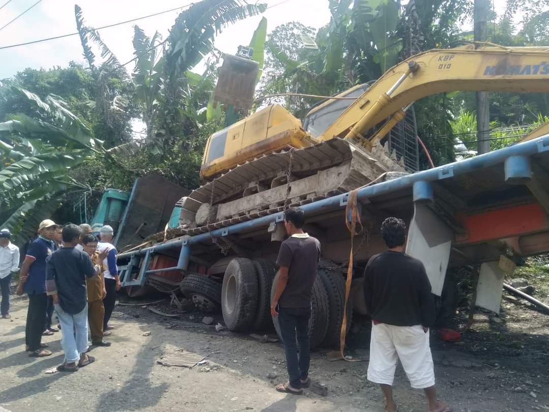 Kecelakaan Beruntun Di Jalan Lintas Bukittinggi - Padang Panjang