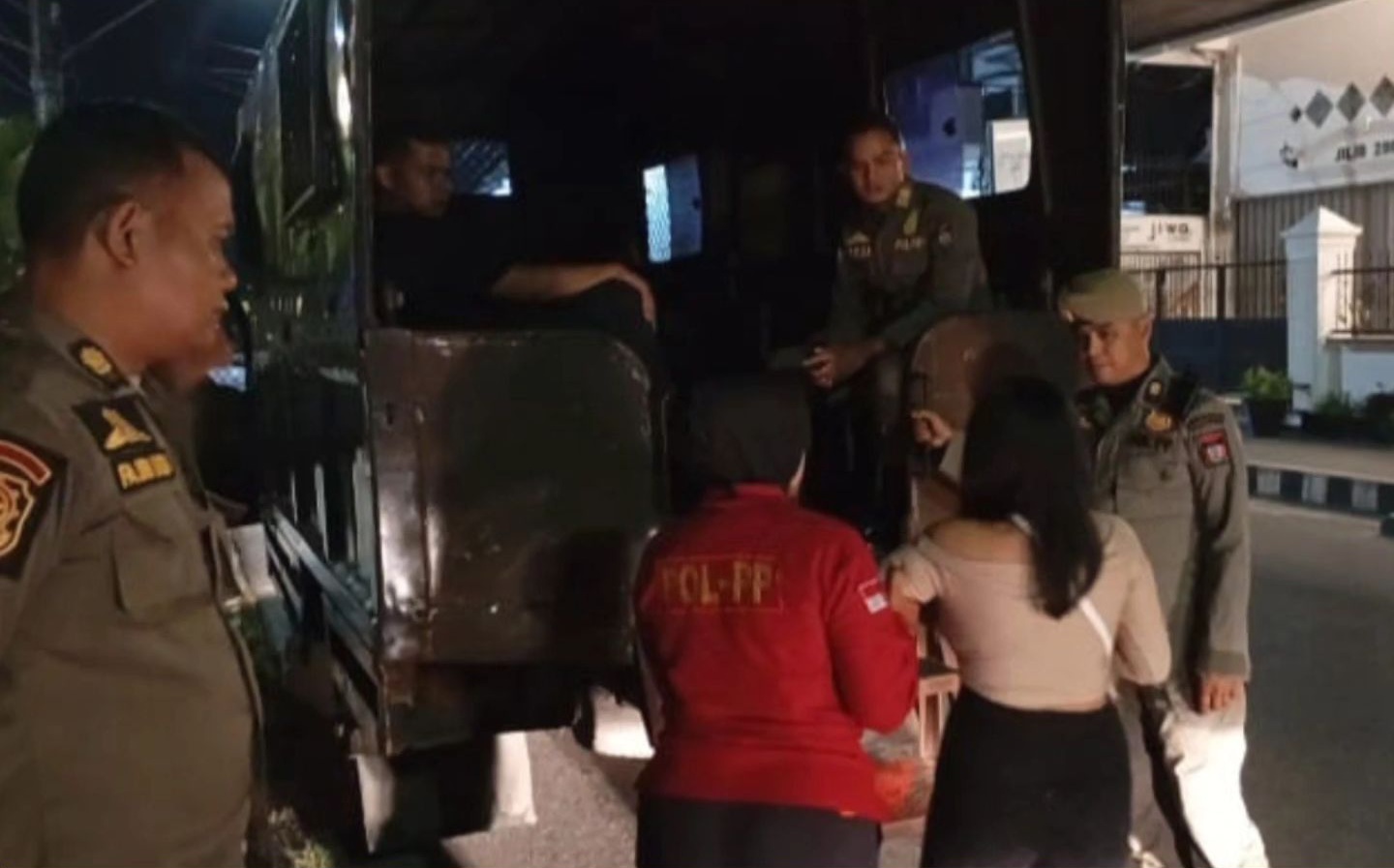 Satpol Pp Amankan Empat Wanita Yang Nongkrong Hingga Larut Malam