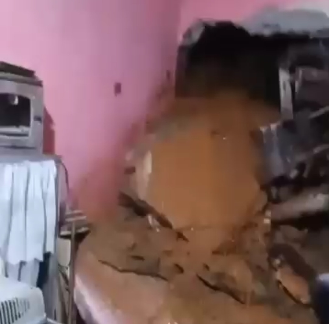 Hujan Deras Sebabkan Banjir dan Longsor di Solok
