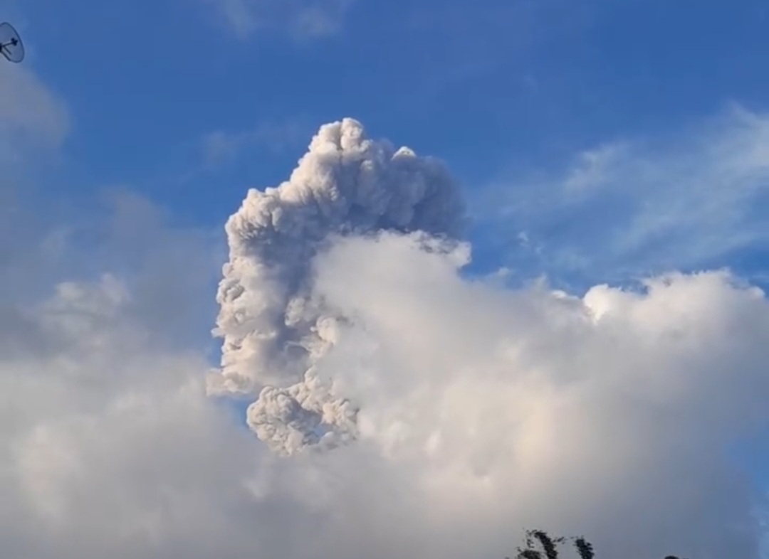 Gunung Marapi Kembali Muntahkan Abu Vulkanik Disertai Dentuman Yang Cukup Keras