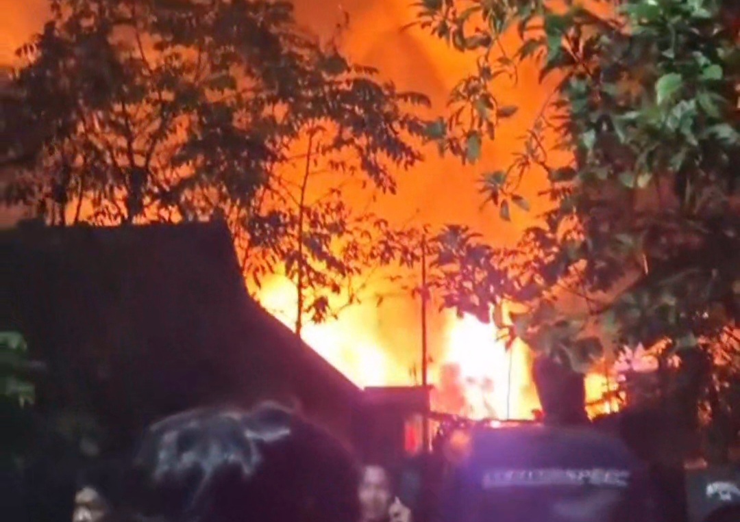 Kebakaran Hebat Melanda Perumahan Wisma Utama Padang