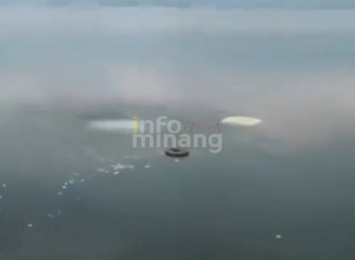 Truk Bermuatan Minuman Ringan Terjun Bebas ke Danau Singkarak
