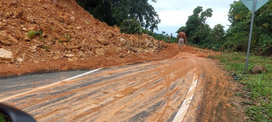Longsor di Jalan Pantai Air Manis Menuju Teluk Bayur, Pengendara Diminta Berhati-hati