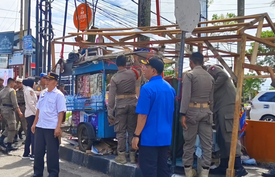 Satpol PP Kota Padang Lakukan Penertiban Lapak PKL di Jalan Khatib Sulaiman
