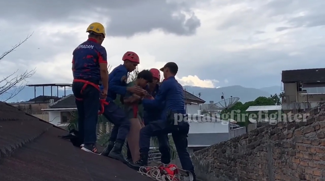 Menegangkan !!! Aksi Heroik Petugas Pemadam Kebakaran Kota Padang Gagalkan Percobaan Bunuh Diri