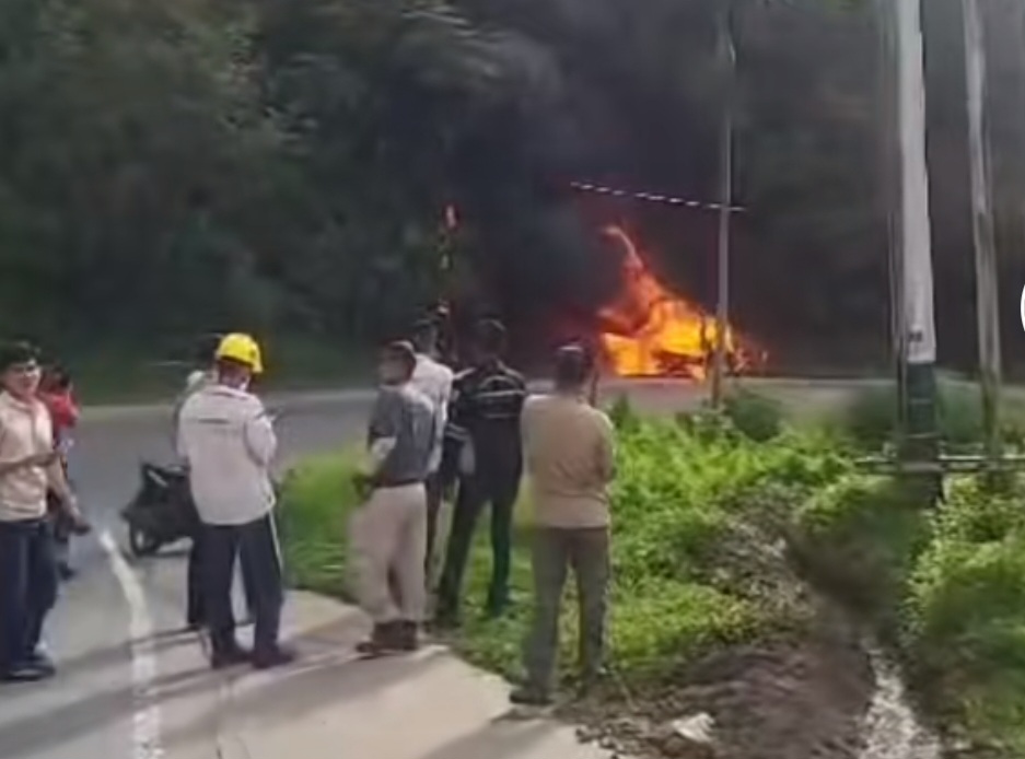 Kebakaran Mobil di Kelok Jariang, Kota Padang, Satu Korban Luka Bakar