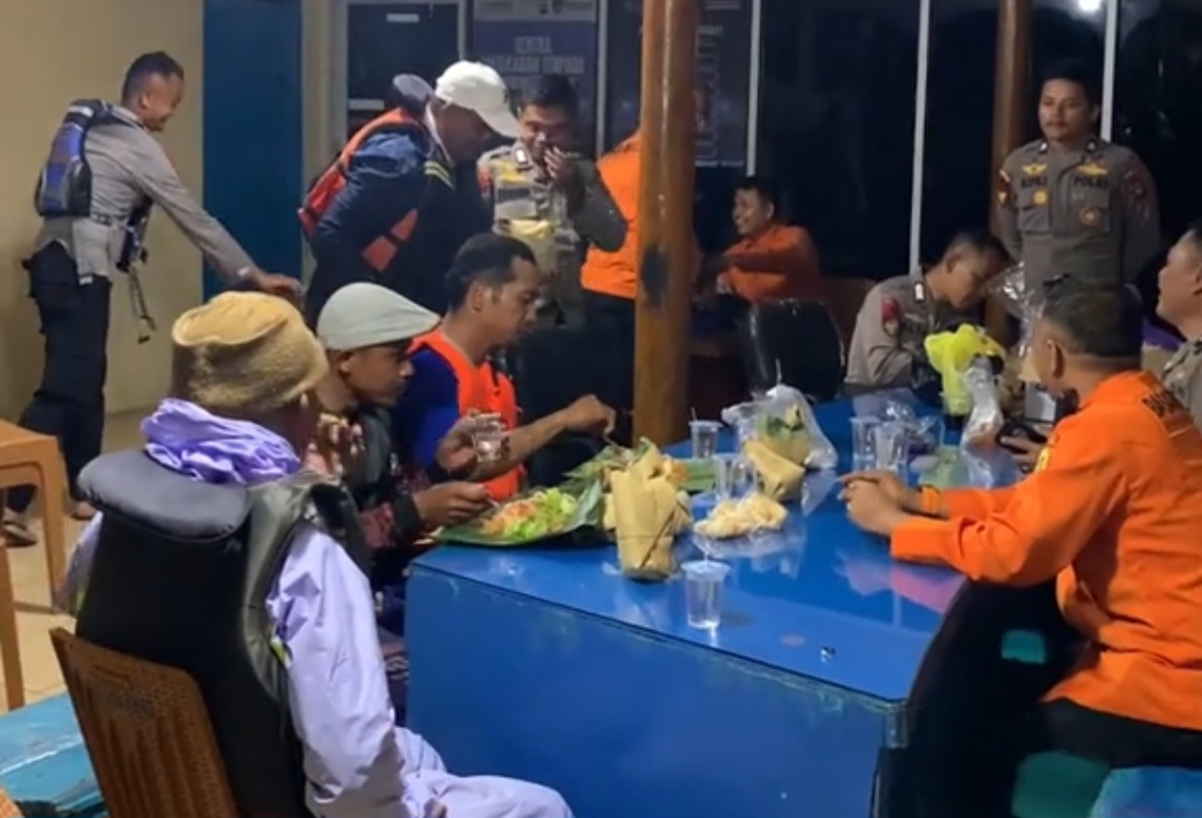 Tim SAR Evakuasi Tujuh Pemancing yang Terombang-ambing di Perairan Pulau Pieh Padang Pariaman