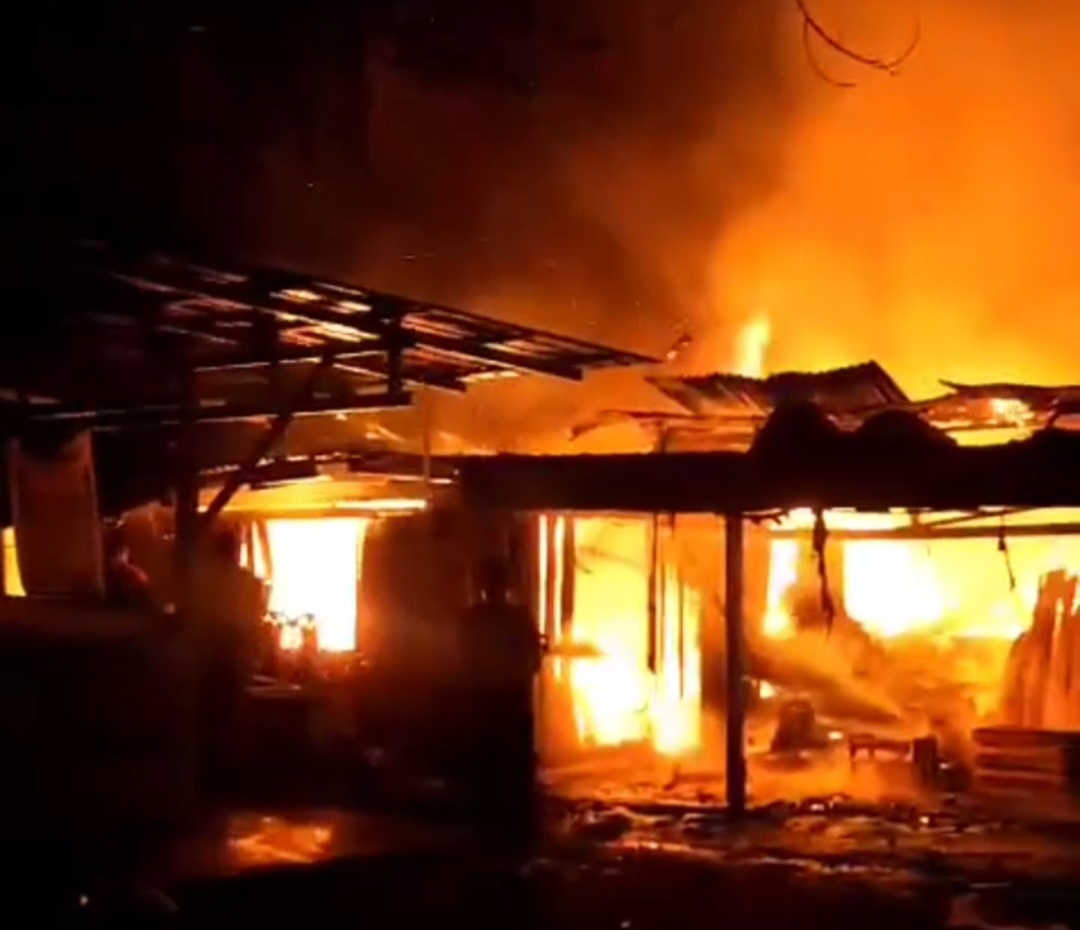 Diduga Akibat Arus Pendek, Dua Bangunan di Muaro Sijunjung Terbakar<br>