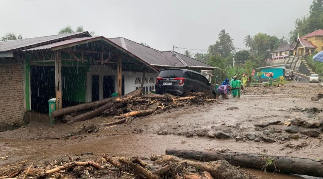 Hujan Lebat Picu Longsor di Kabupaten Agam, Empat Rumah dan Satu Bengkel Terkena Dampak