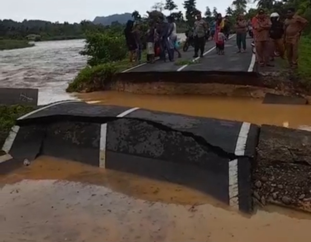 Intensitas Hujan Tinggi Sebabkan Banjir dan Jalan Terban di Pesisir Selatan