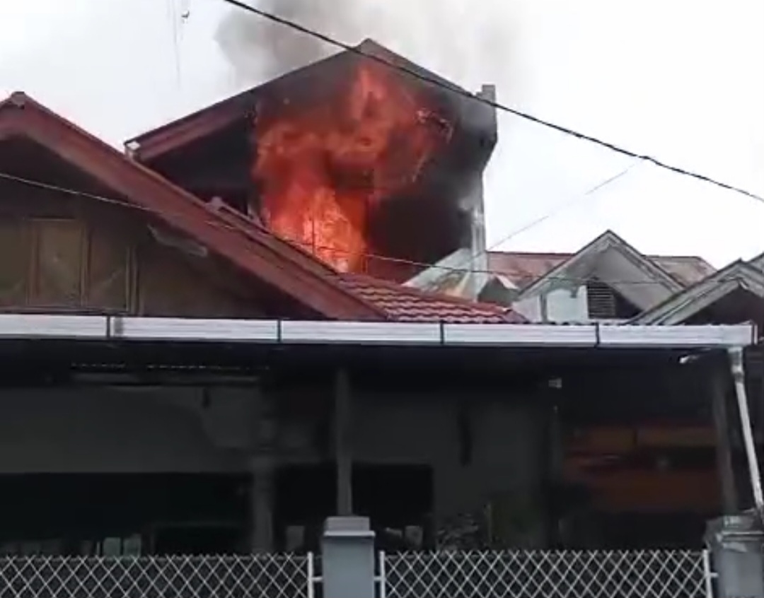 Kebakaran Hanguskan Bangunan Lantai Dua Di Bukittinggi