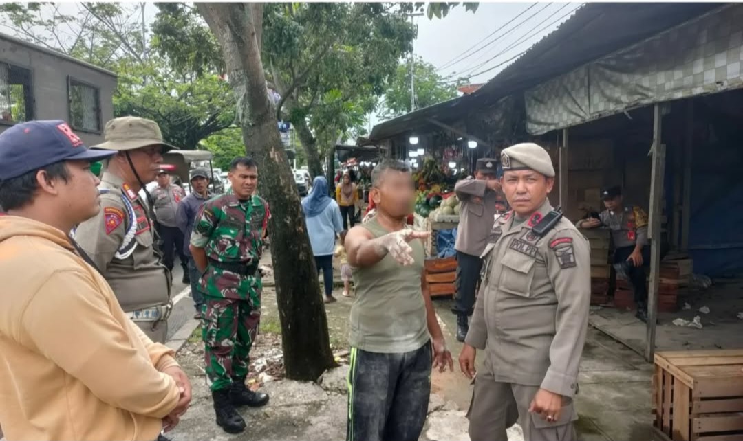 Satpol PP Kota Padang Lakukan Penertiban Pedagang Kaki Lima di Kecamatan Koto Tangah