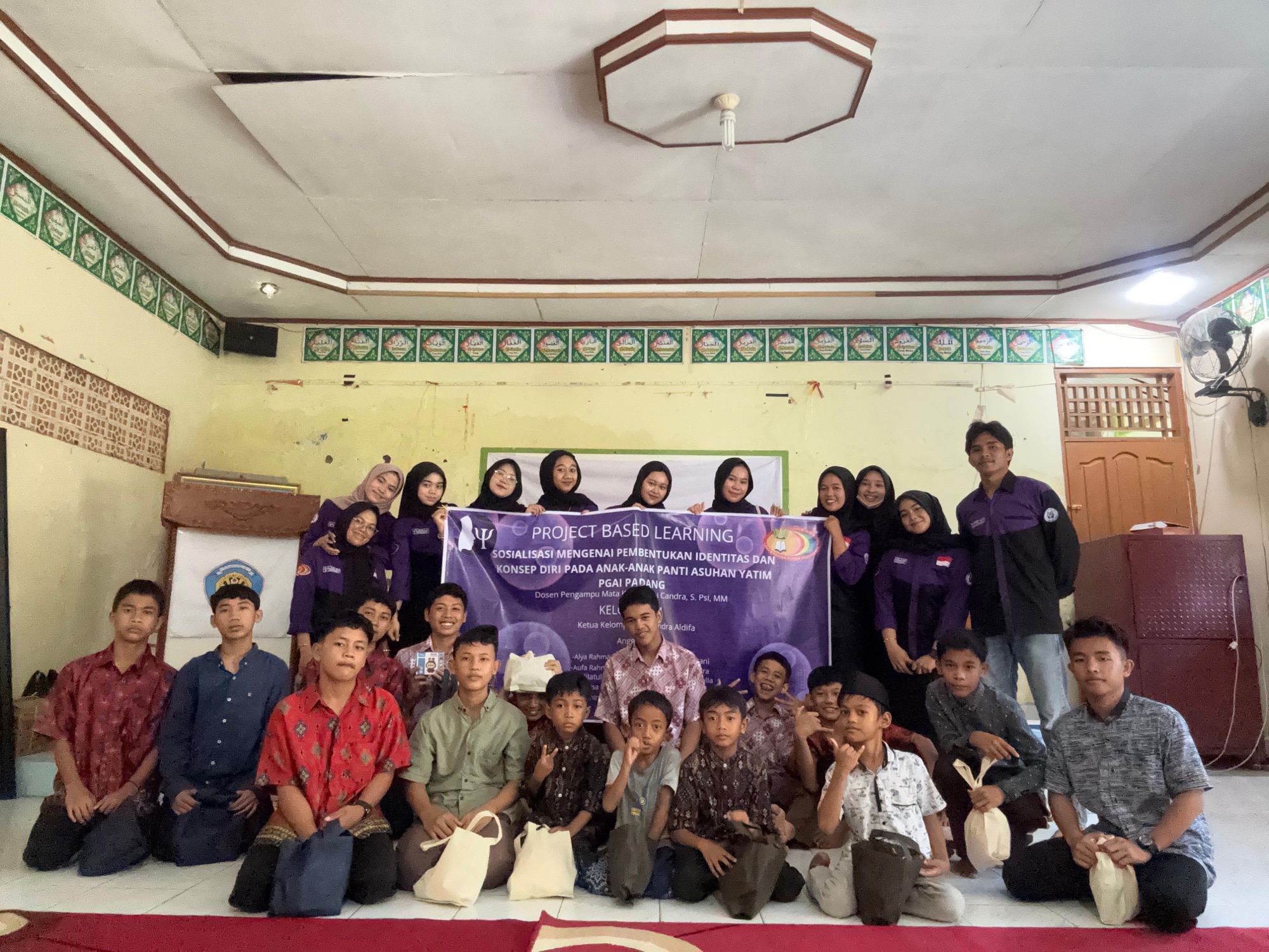 Mahasiswa Psikologi Universitas Putra Indonesia “YPTK” Padang Sosialisasikan Mengenai Pembentukan Identitas dan Konsep Diri Pada Anak-Anak Panti Asuhan Yatim PGAI Padang