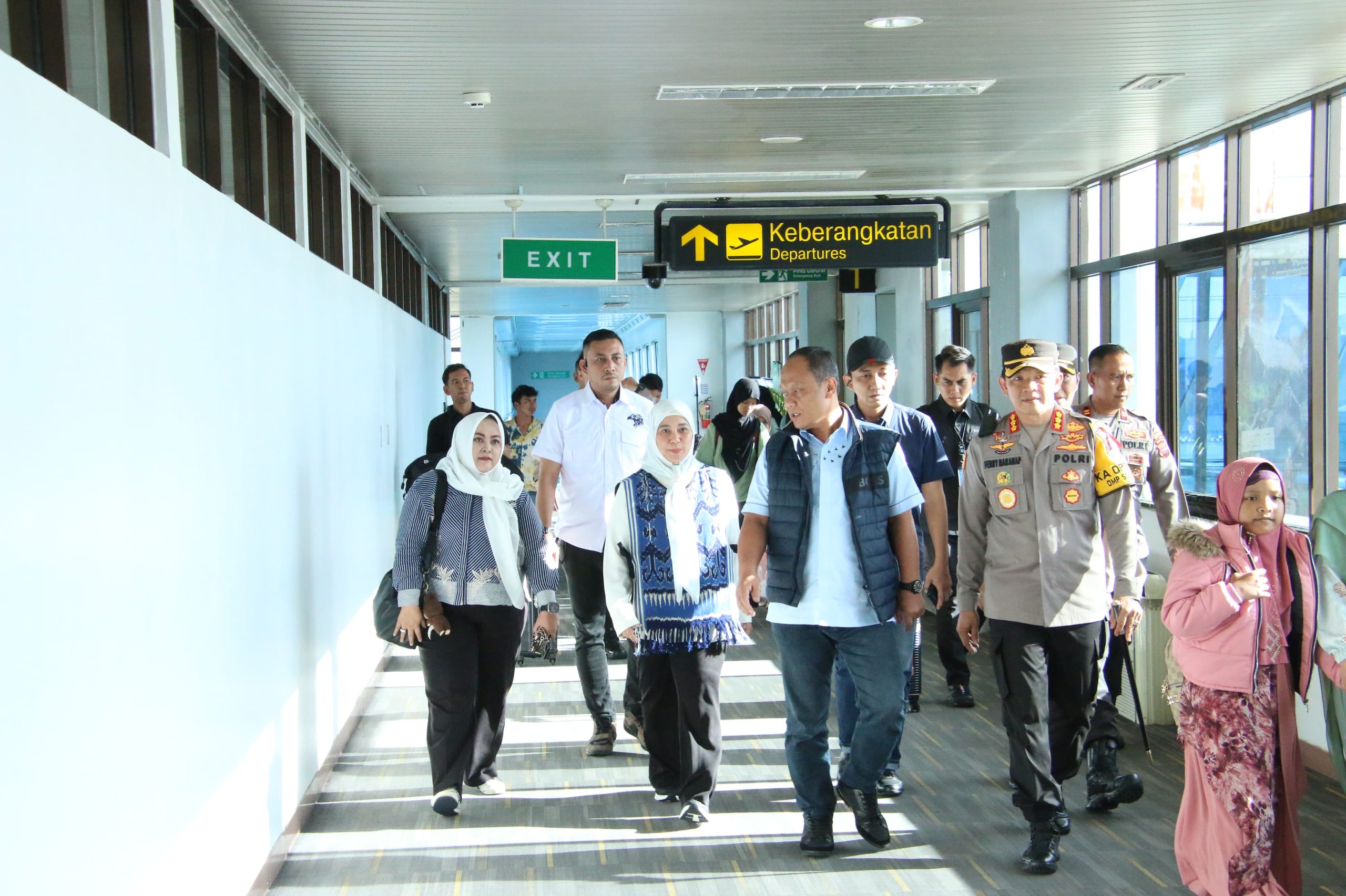 Wakapolda Sumbar dan Forkopimda Sambut Kedatangan Irjen Pol Gatot Tri Suryanta di Bandara Internasional Minangkabau
