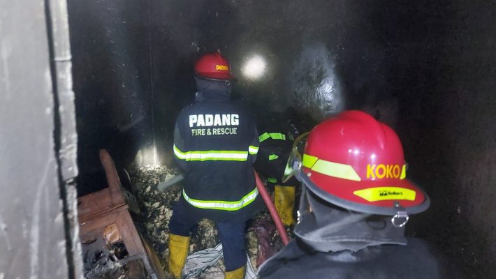 1 Kamar di Rumah Padat Penduduk Lubuk Buaya Padang Hangus Terbakar