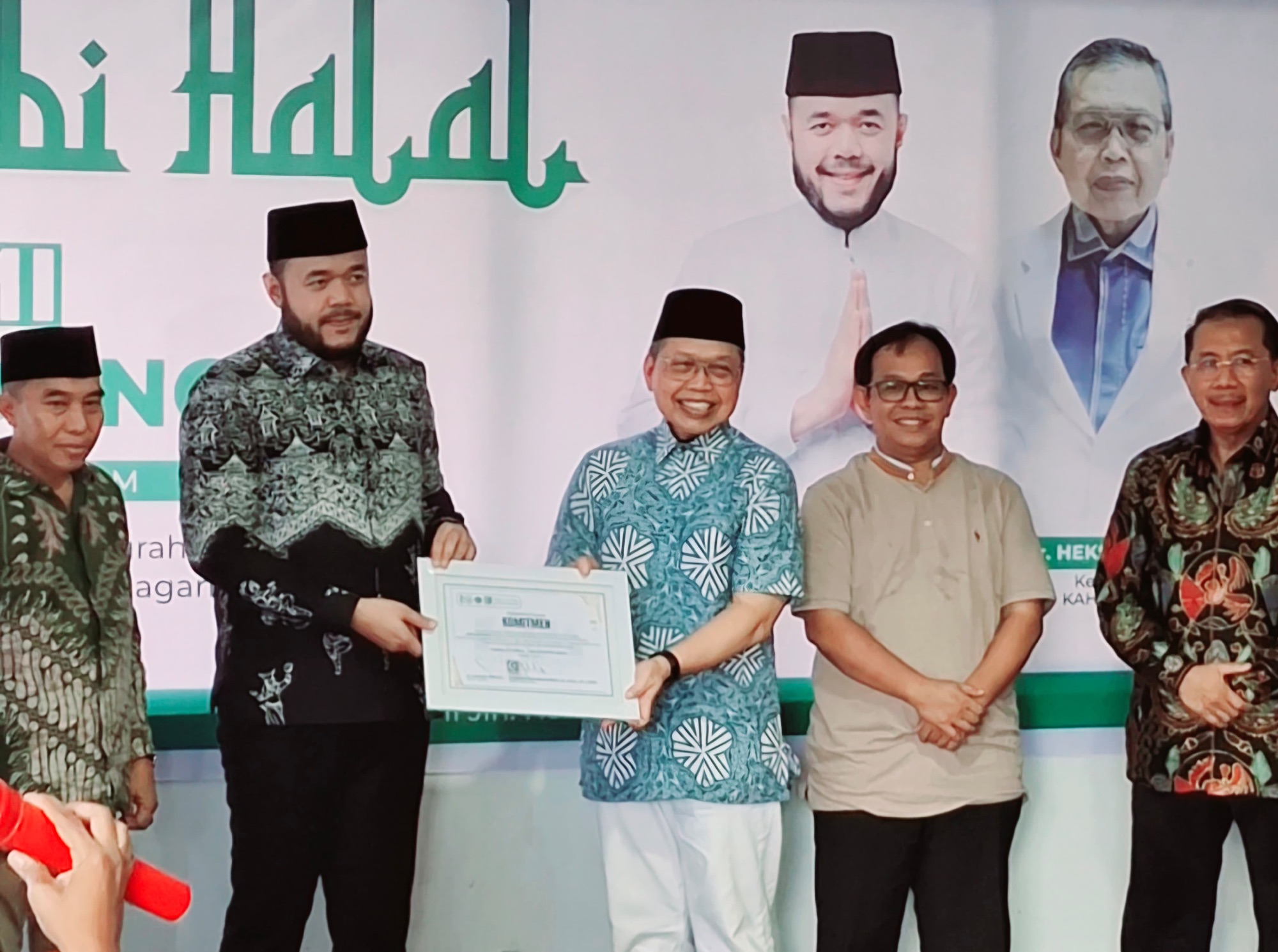KAHMI Padang Serahkan Plakat Komitmen Dukung Program Pemerintah Kota di Bawah Kepemimpinan Fadly–Maigus